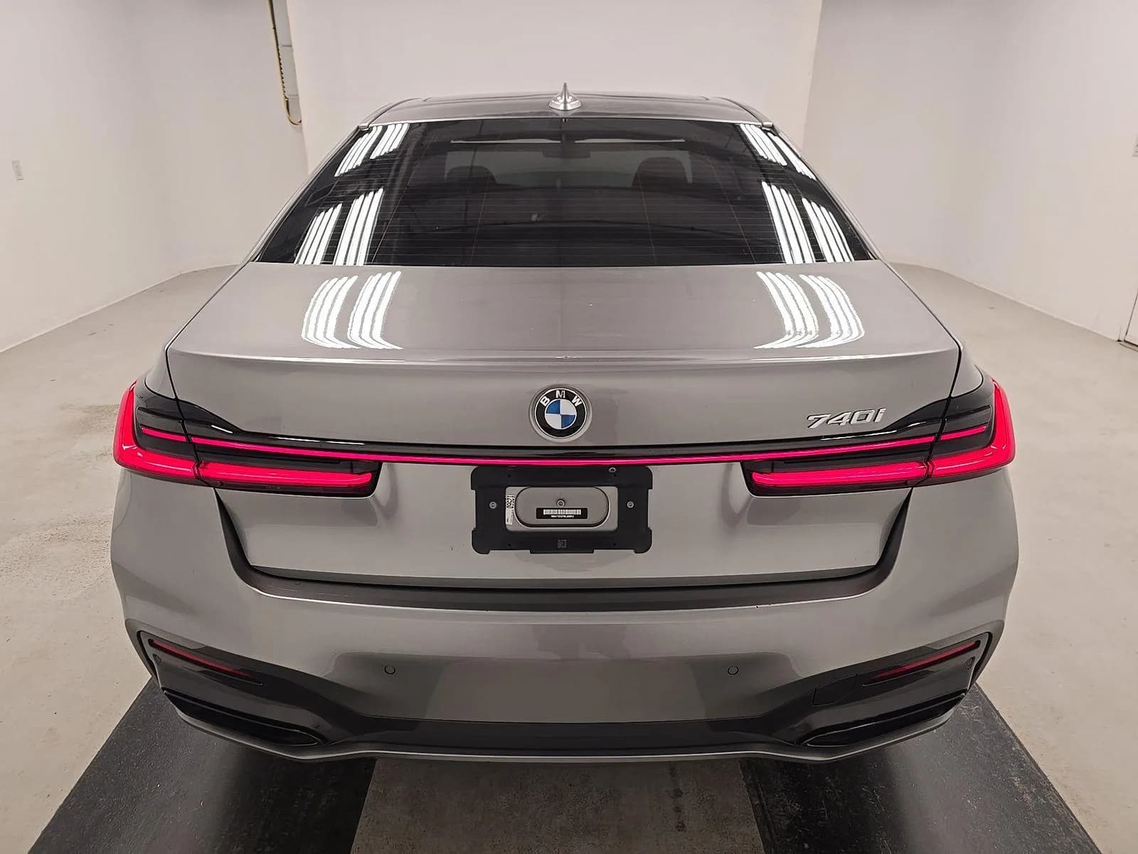 BMW 7 Series 740i — фото 5
