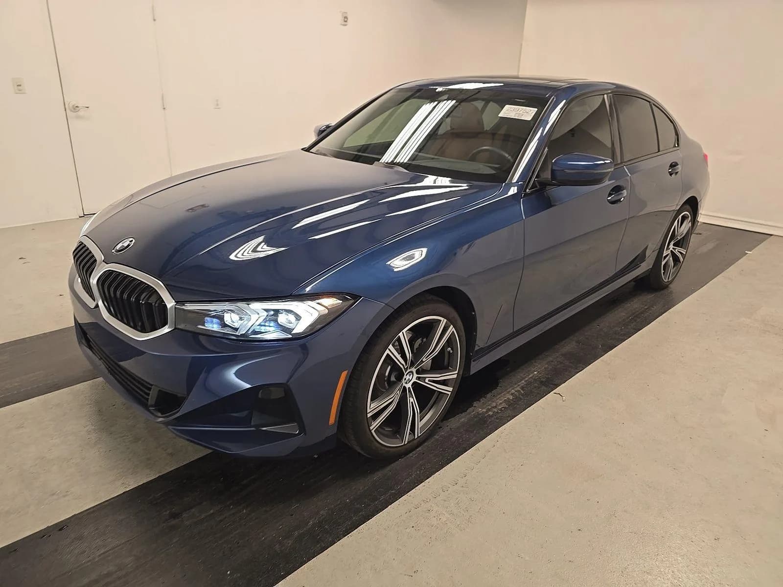 BMW 3 Series 330i — фото 1