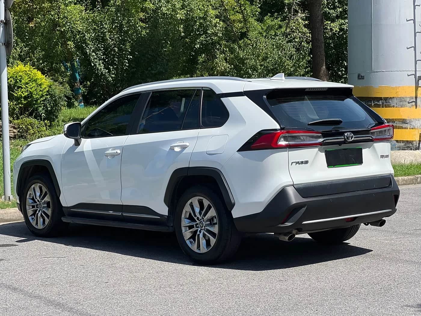 Toyota 2.0L CVT Front-Wheel Drive Luxury Edition
