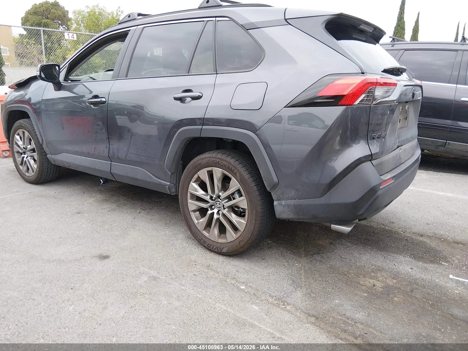 TOYOTA RAV4 XLE PREMIUM — фото 3