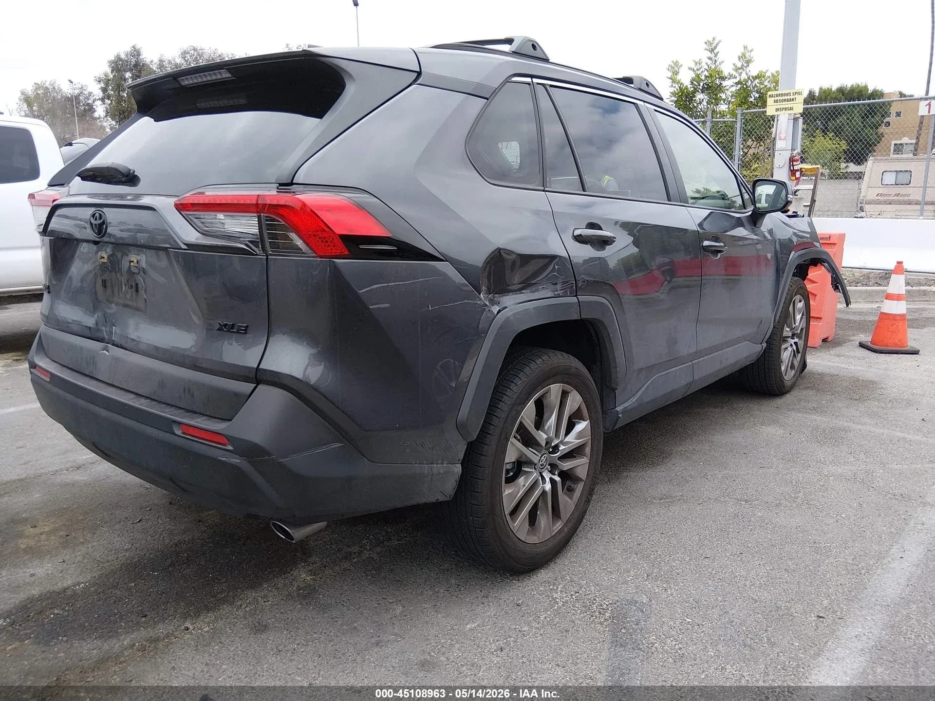 TOYOTA RAV4 XLE PREMIUM — фото 4