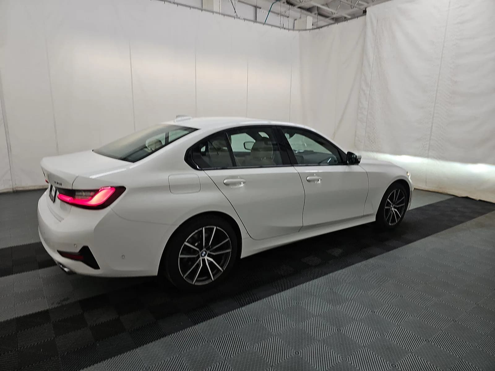 BMW 3 Series 330i xDrive — фото 4