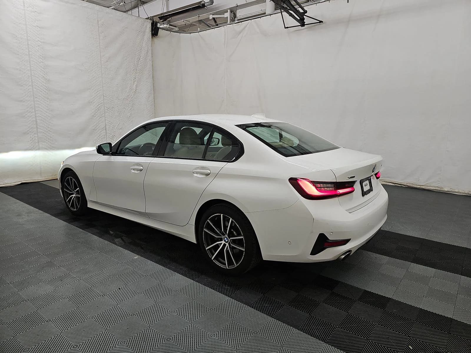 BMW 3 Series 330i xDrive — фото 5