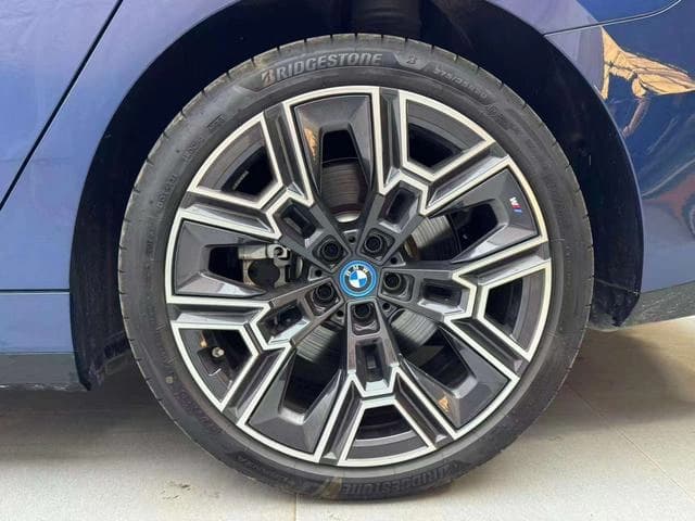 BMW i5 eDrive35L