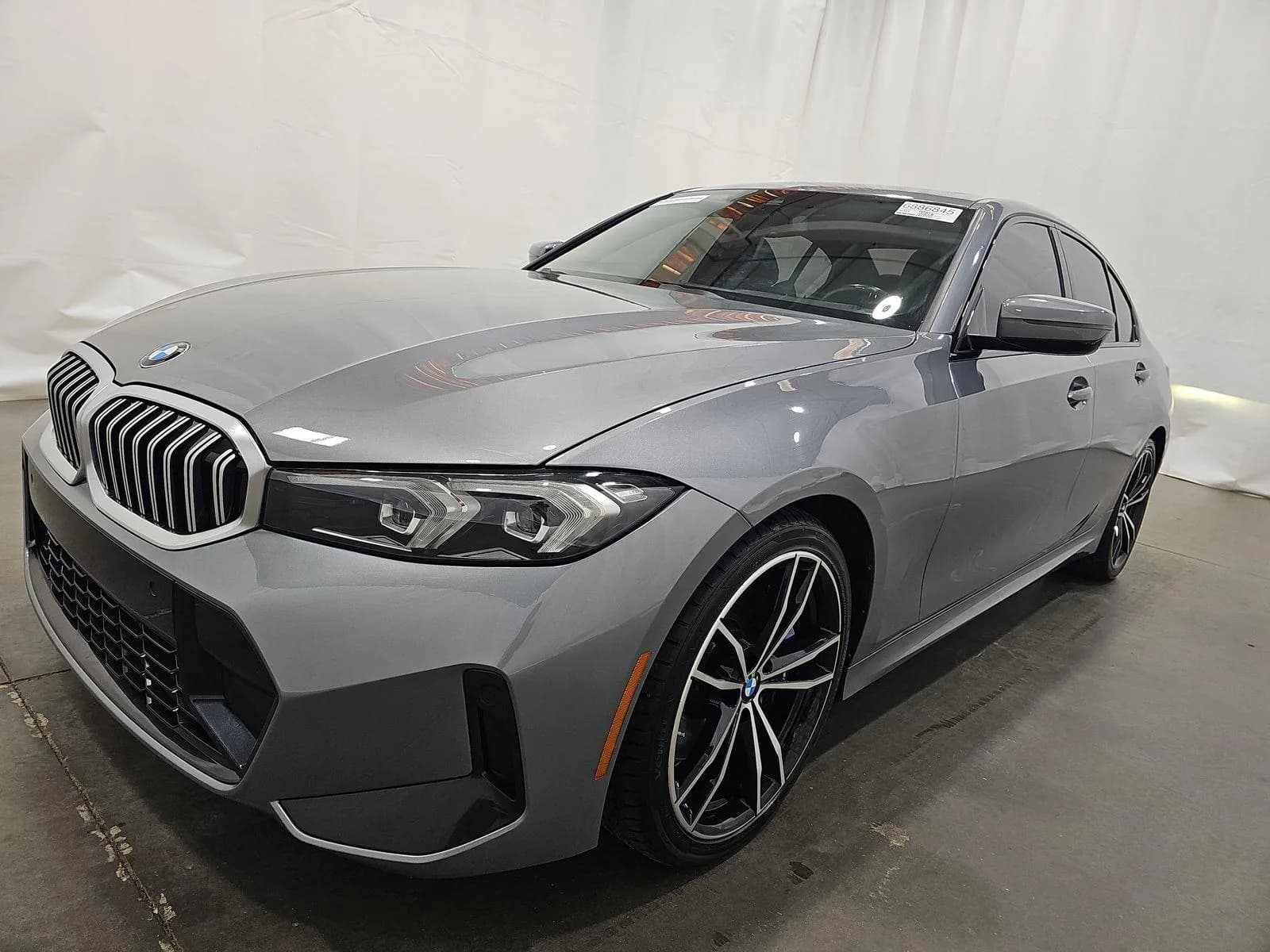BMW 3 Series 330i — фото 1