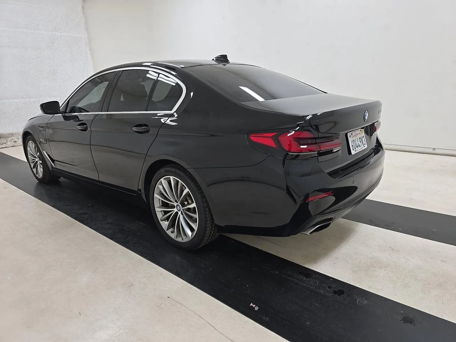 BMW 5 Series 530e — фото 4