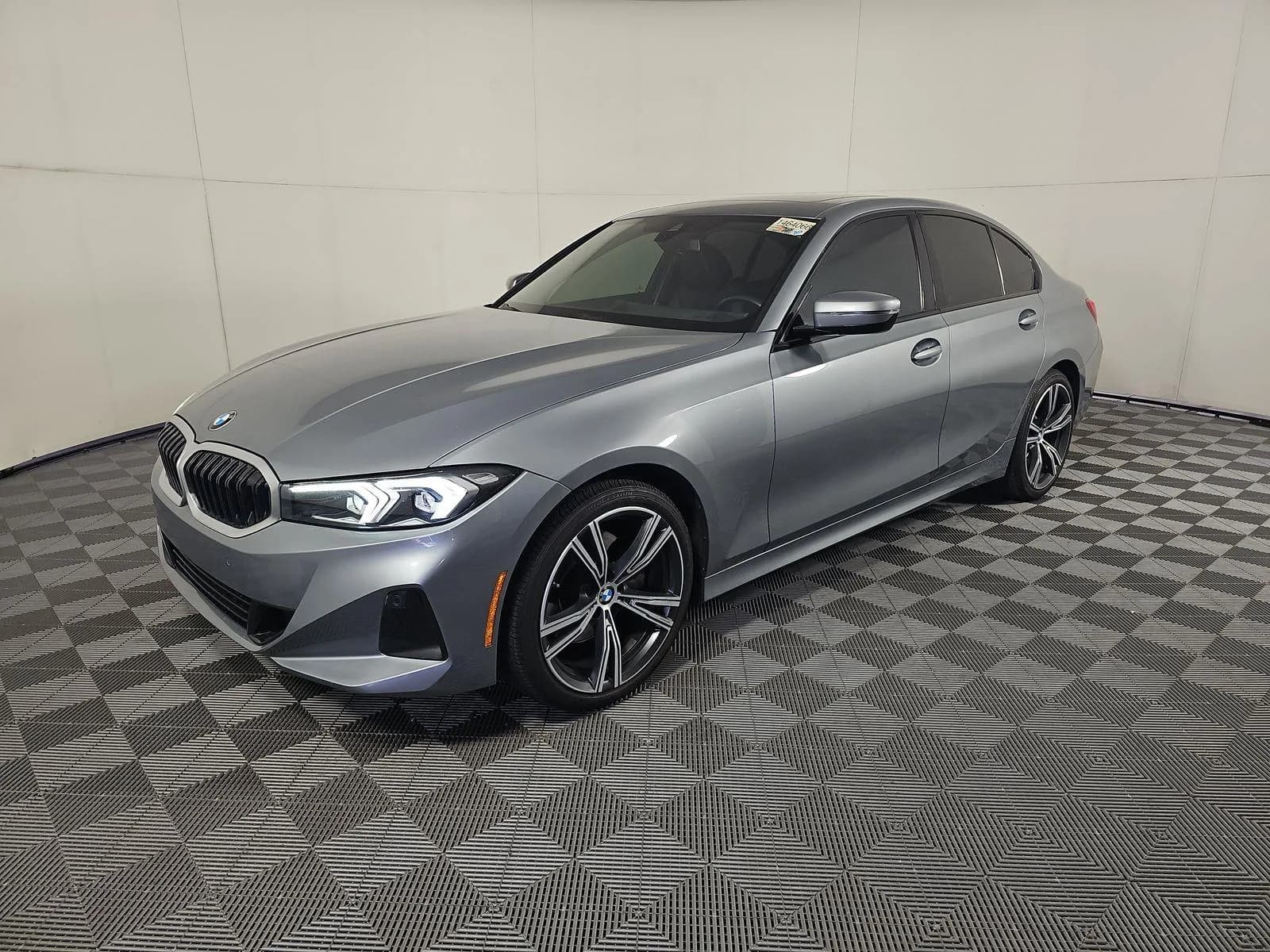 BMW 3 Series 330i — фото 1