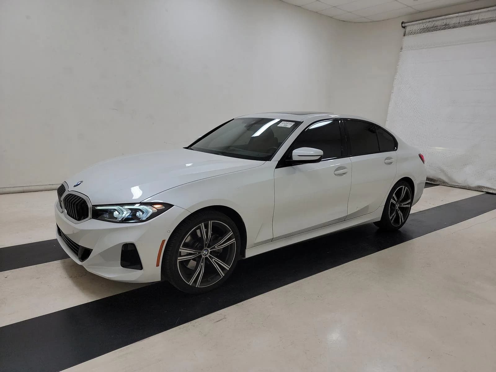 BMW 3 Series 330i — фото 1